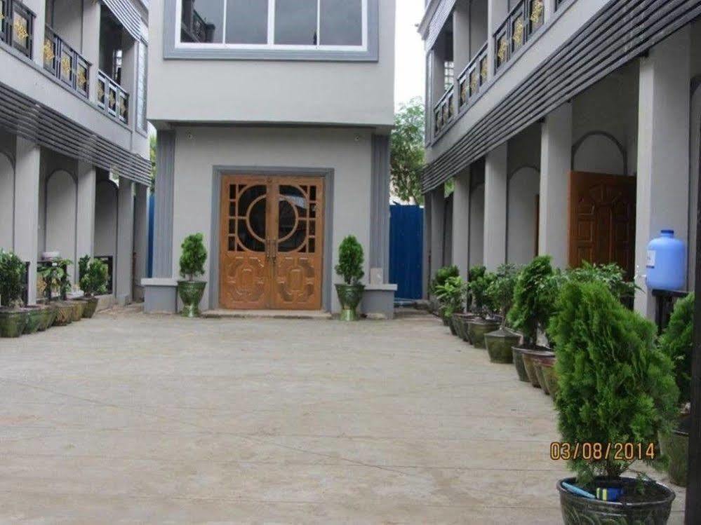 Inlay Palace Hotel Nyaungshwe Exteriör bild